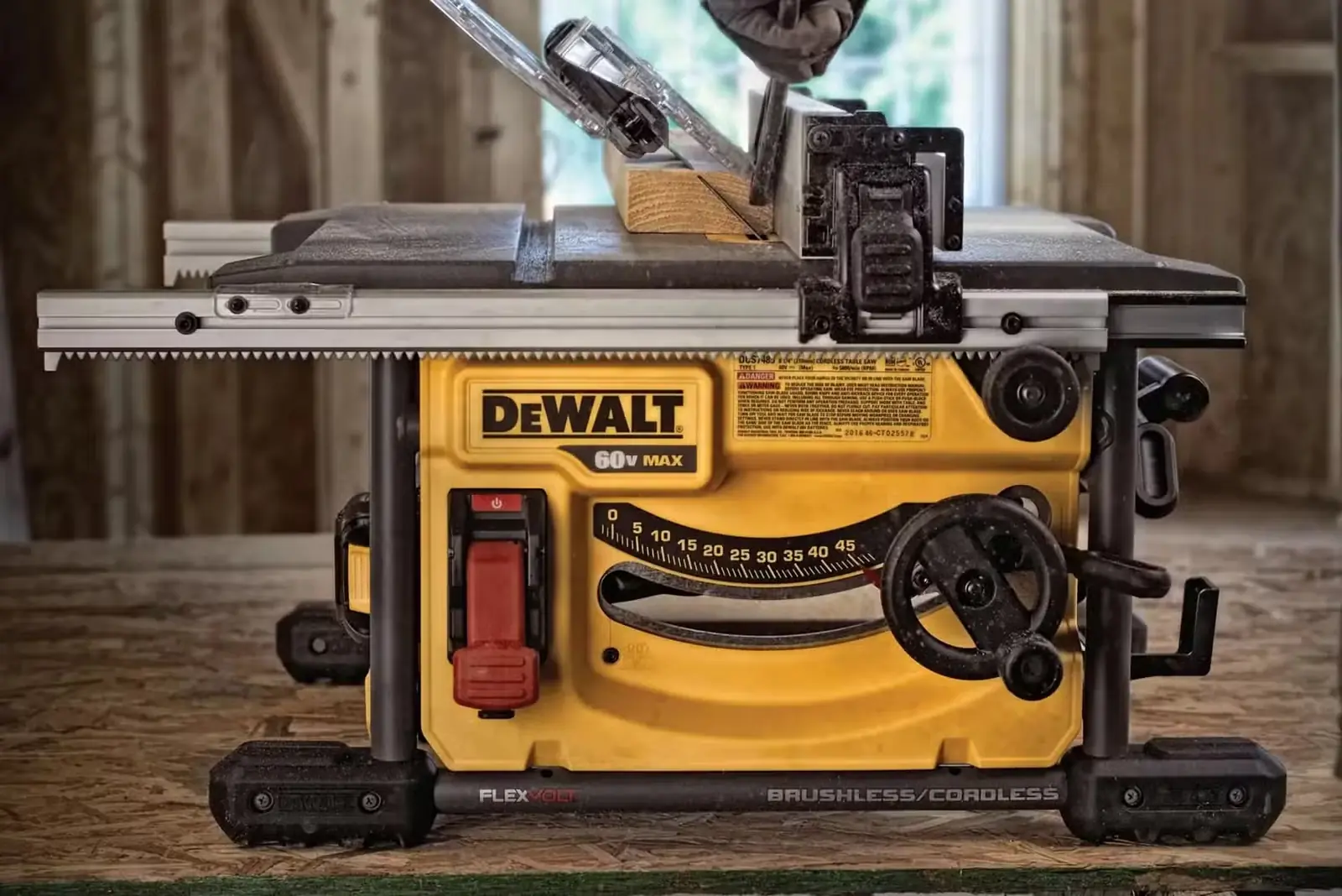 اره میزی شارژی Dewalt در محل ساخت‌وساز