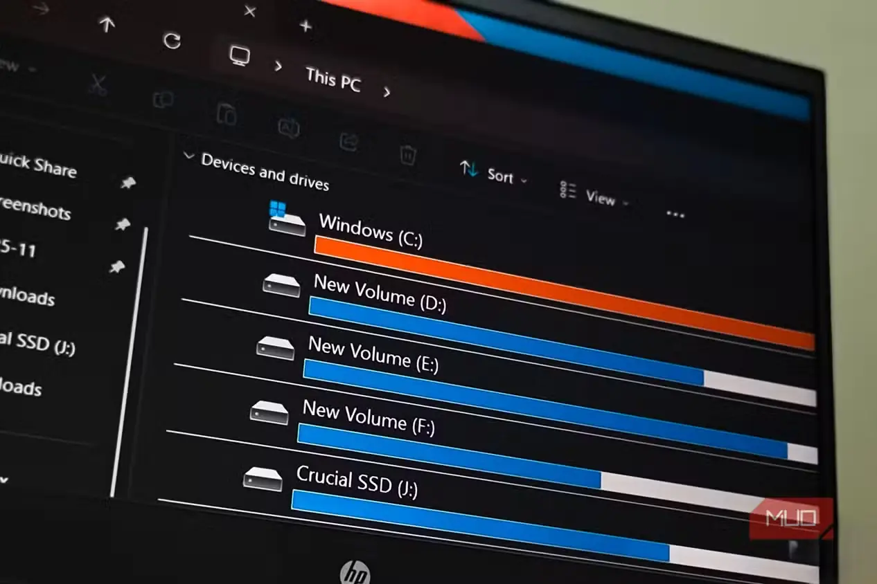 نمای This PC در File Explorer روی لپتاپ HP با Windows 11