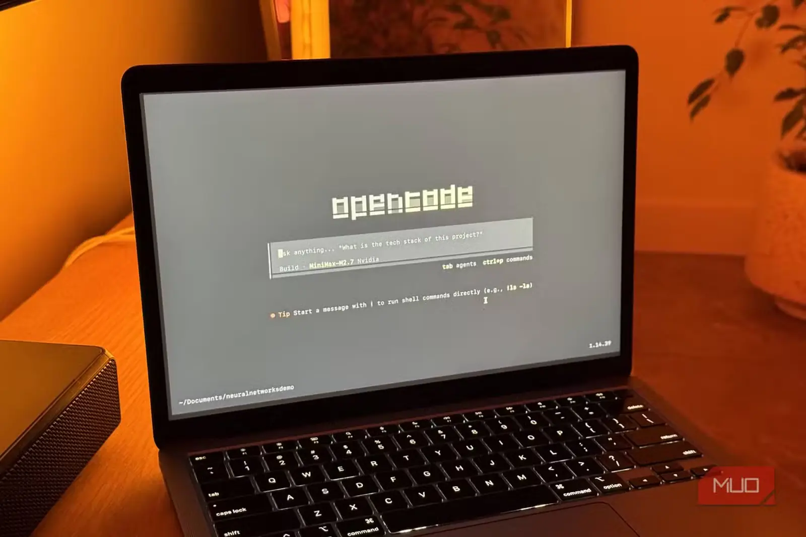 نمایش OpenCode روی یک MacBook