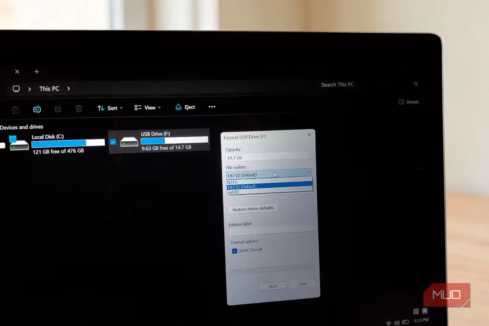 پنجرهٔ قالببندی حافظهٔ USB در Windows با گزینههای نمایانِ سامانهٔ فایل