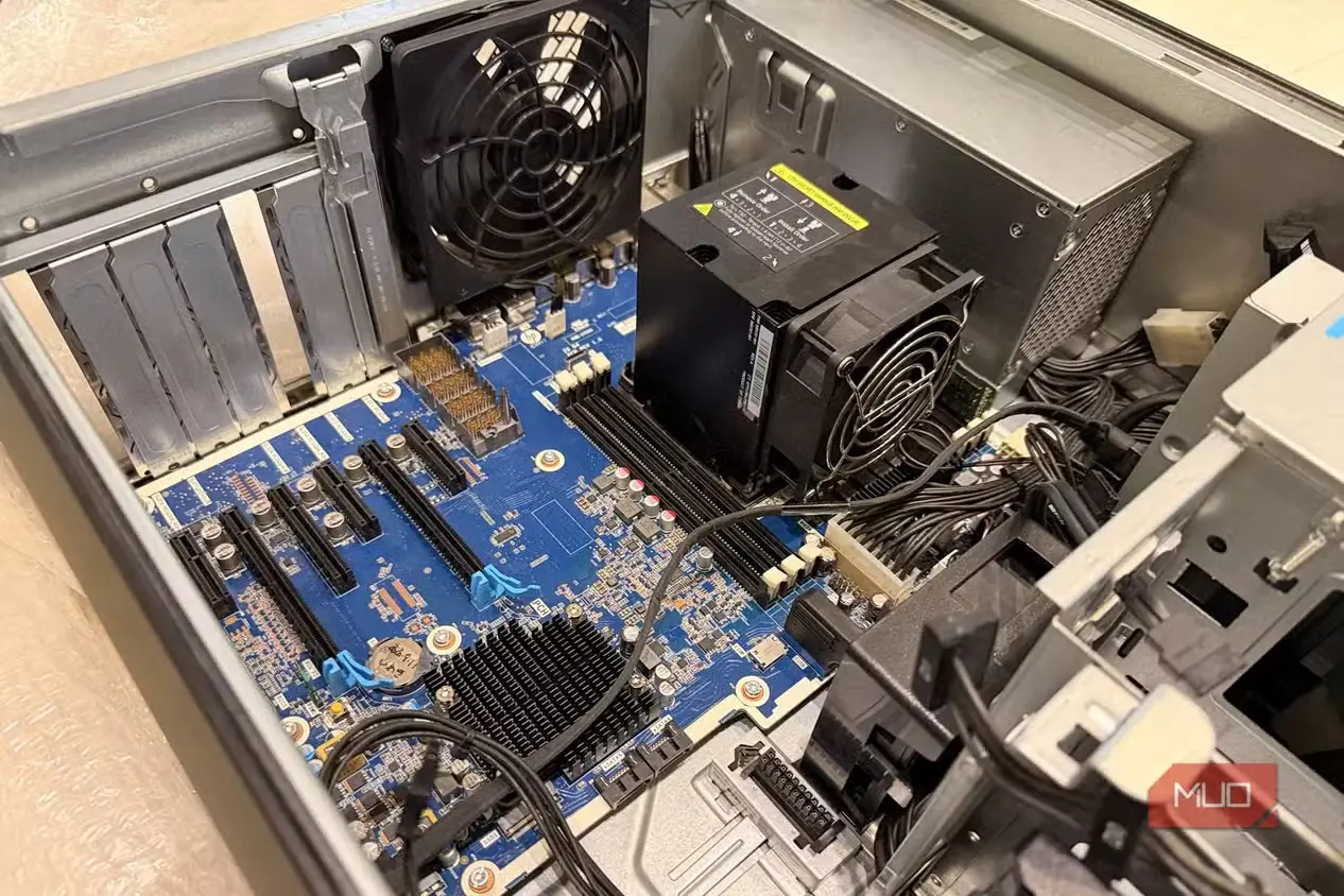 نمای داخل کیس HP Z6 G4 و مادربرد، فن پردازنده و شکاف‌های PCIe