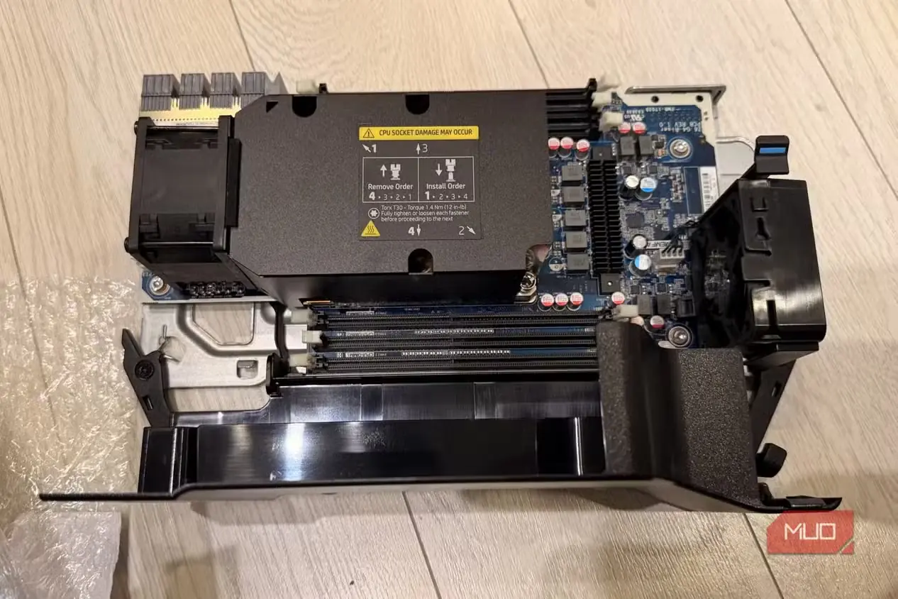 سینی مادربرد HP Z6 G4 بیرون‌آمده از کیس، همراه با گرماگیر پردازنده و شکاف‌های حافظه