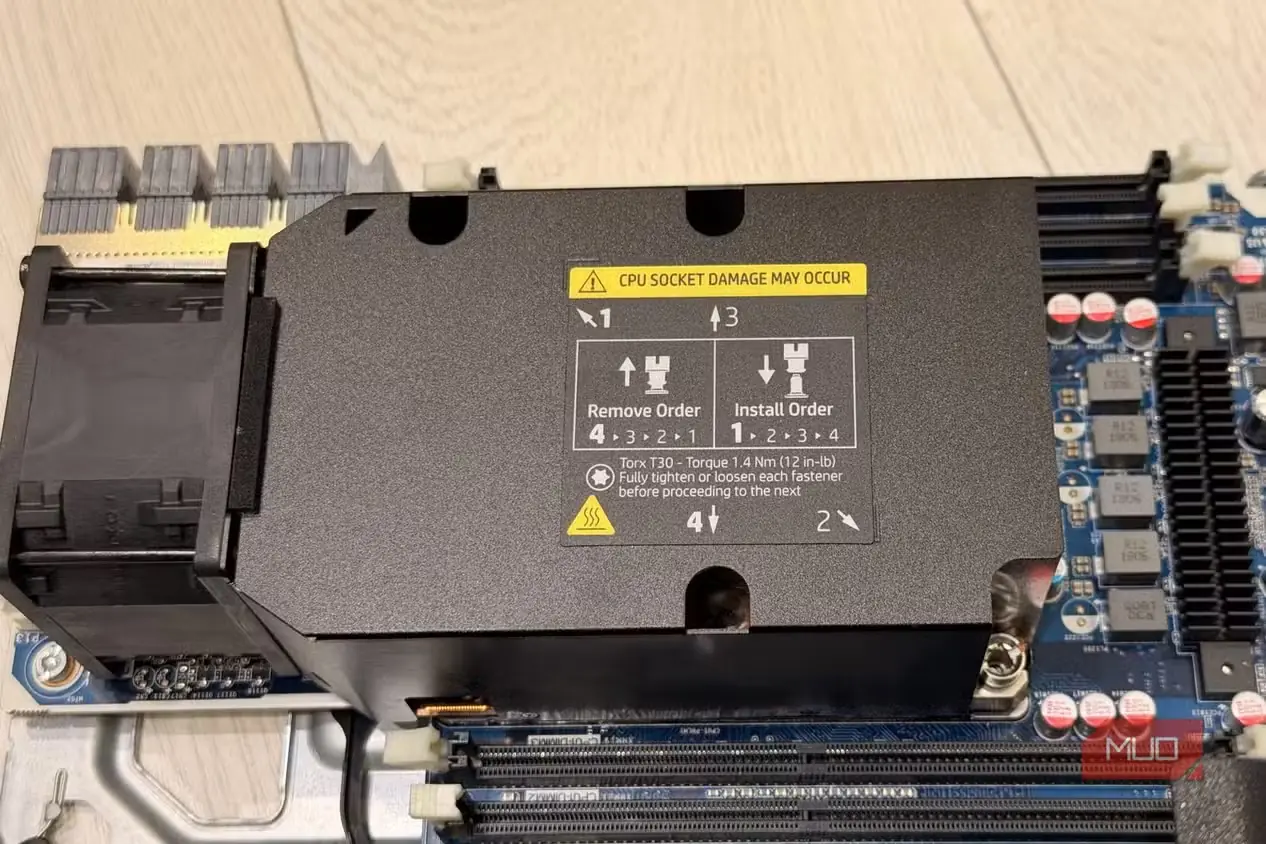 نمای نزدیک گرماگیر پردازنده HP Z6 G4 و برچسب ترتیب باز کردن و نصب آن