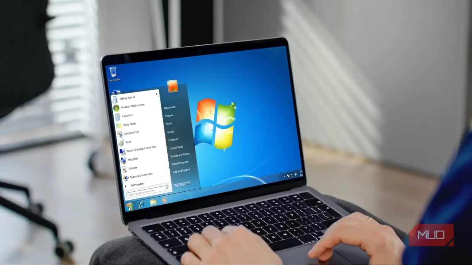 شخصی در حال کار با نمونه نمایشی لپتاپ Windows 7
