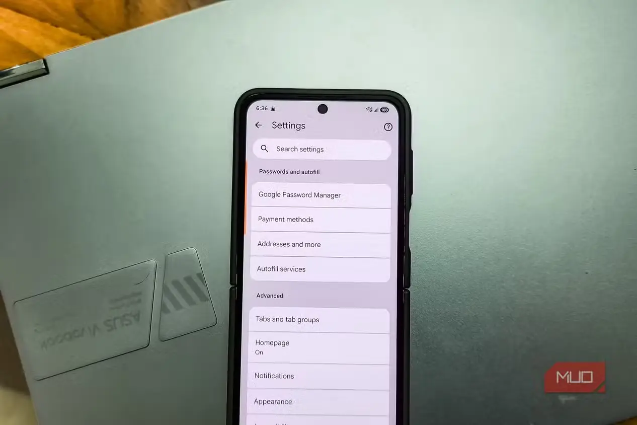 نمایش فهرست تنظیمات و گذرواژههای Google Password Manager روی Samsung Galaxy Z Flip 6