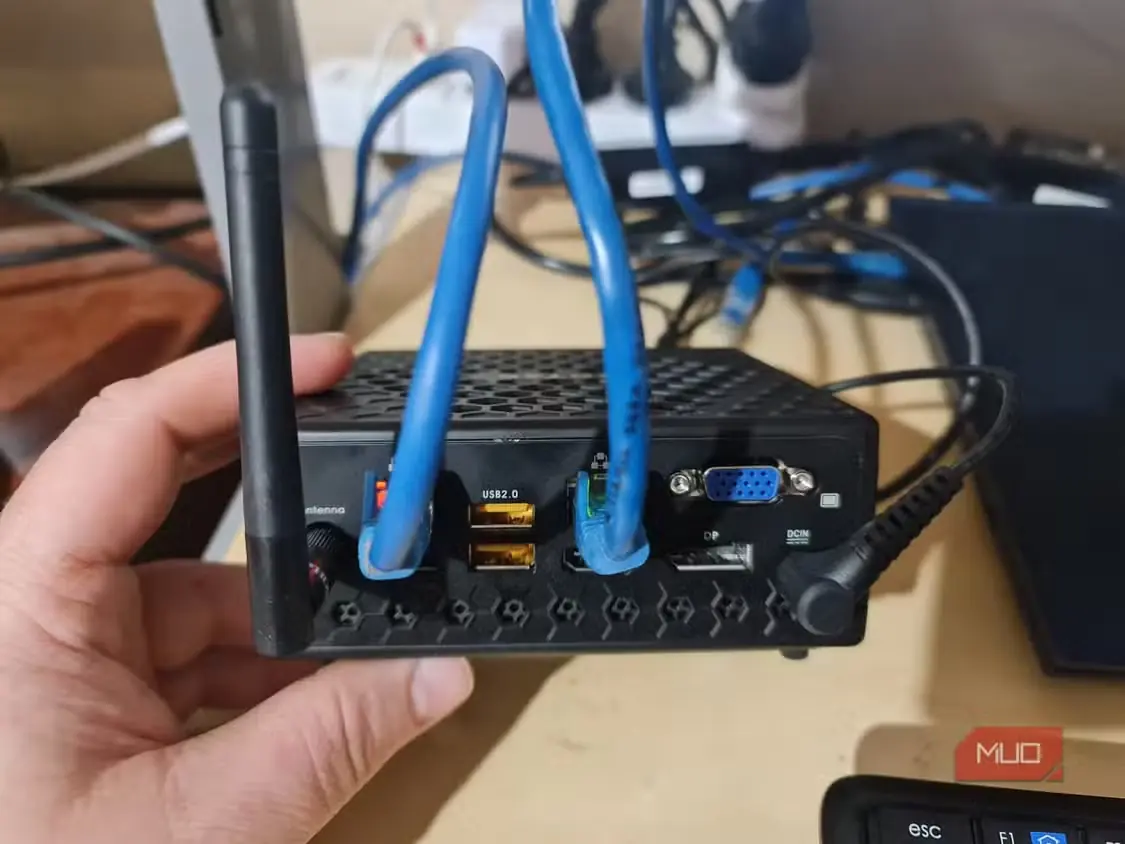 رایانهٔ کوچک ZOTAC با کابلهای اترنت که رابط RED آن را به LAN و رابط GREEN را به لپتاپ آزمایشگاه متصل کردهاند