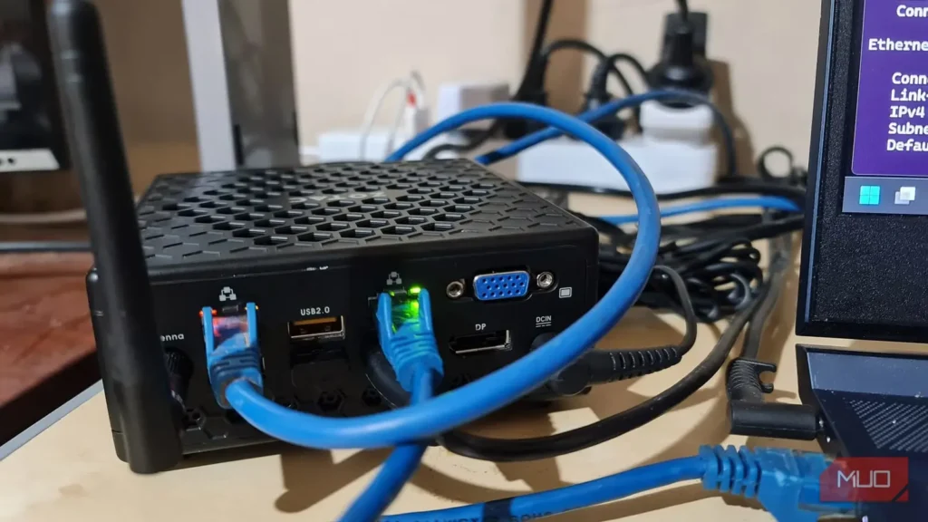 روتر لینوکسی قدیمی OpenWrt که به‌نظرم برای بیشتر شبکه‌ها از OPNsense مناسب‌تر است