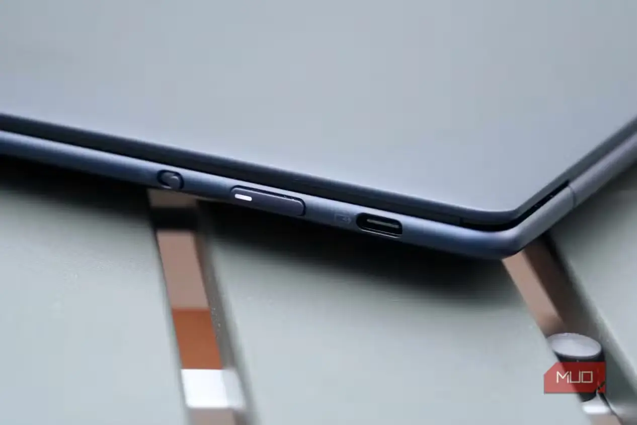دکمه روشنکردن و درگاه USB-C لپتاپ Yoga Slim 7x
