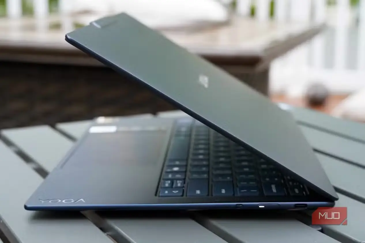 نمایی از لپتاپ Lenovo Yoga Slim 7x