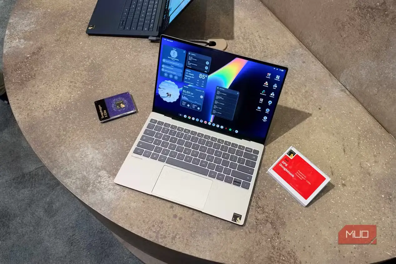 نمای بالایی رایانه Dell XPS Googlebook