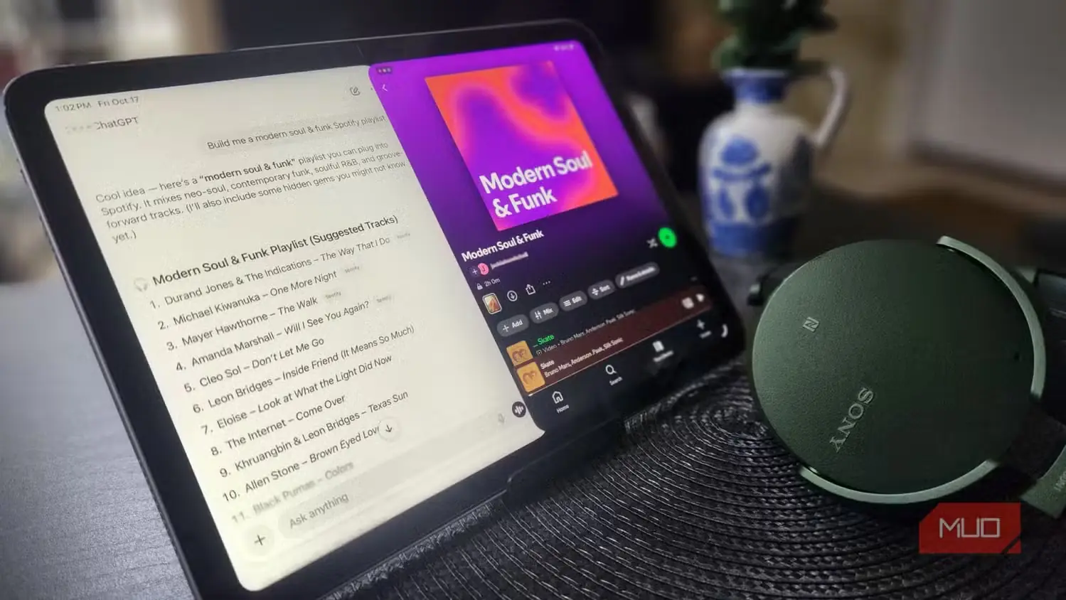 برنامههای Spotify و ChatGPT روی یک iPad