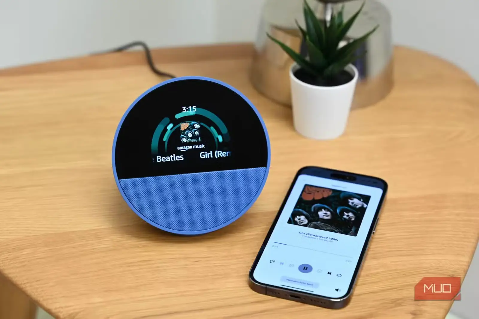 نمای نزدیک بلندگوی Amazon Echo Spot