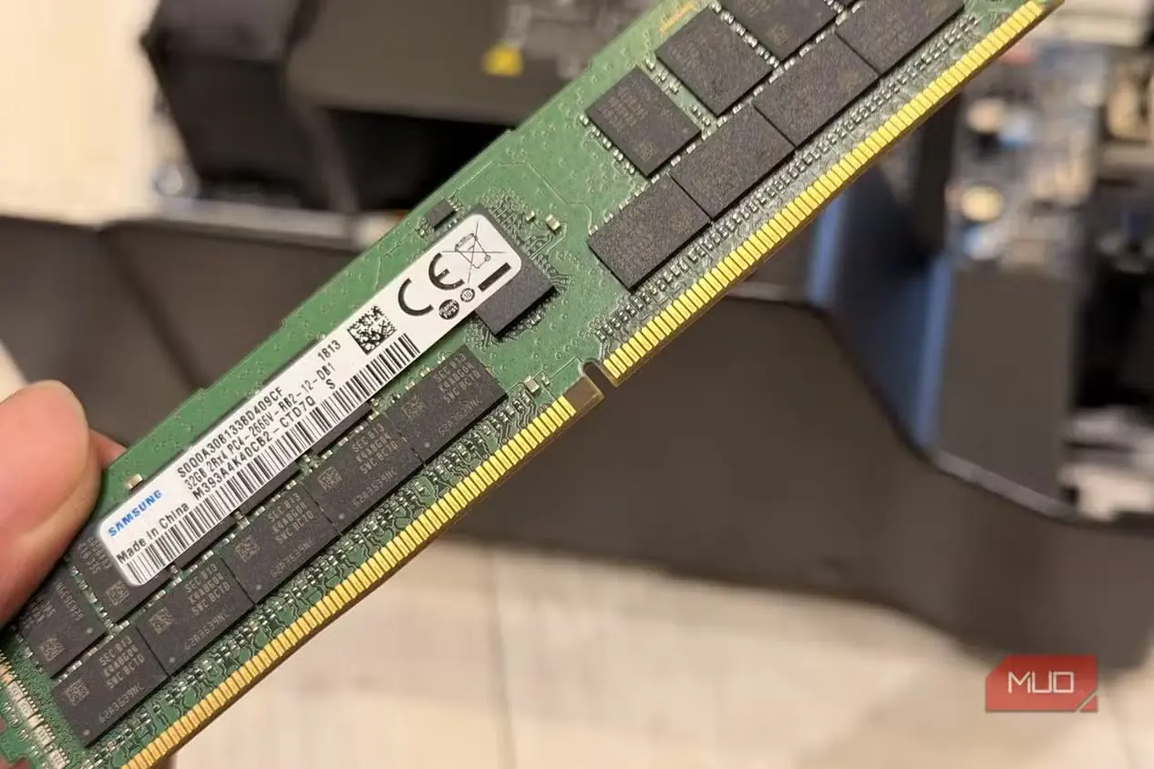 دستی در حال نگهداشتن ماژول حافظه ECC رجیسترشده Samsung 32GB DDR4
