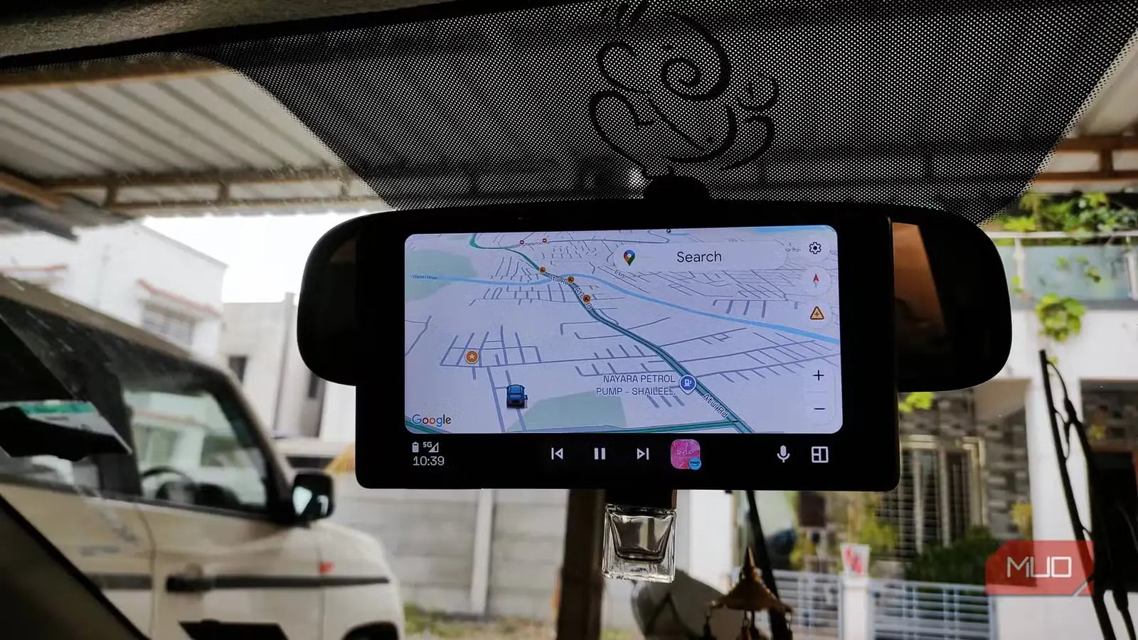 تبلت Android در حال اجرای Android Auto روی آینهٔ عقب خودرو