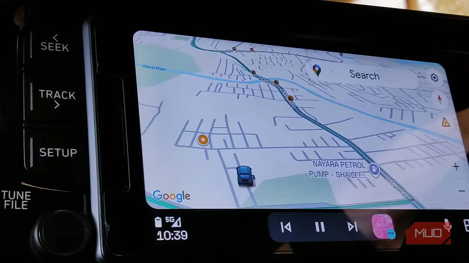 تبلت Android در حال اجرای Android Auto روی داشبورد خودرو