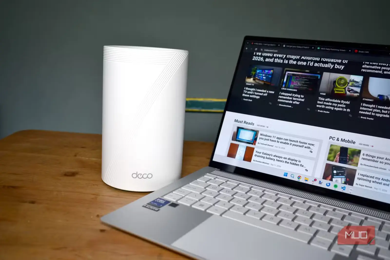 روتر Wi-Fi 7 مدل tp-link deco be65 روی میز در کنار لپتاپ باز