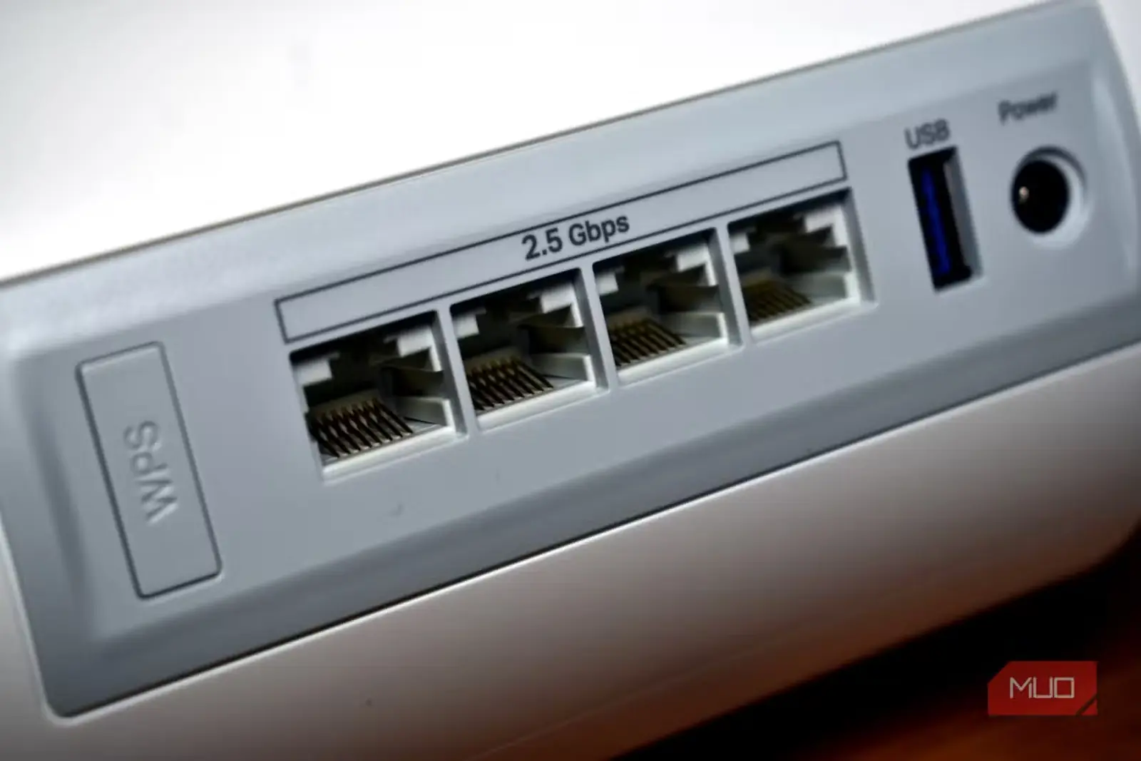 نمای نزدیک درگاههای پشتی LAN و WAN روتر TP-Link Deco BE65 با Wi-Fi 7 روی میز