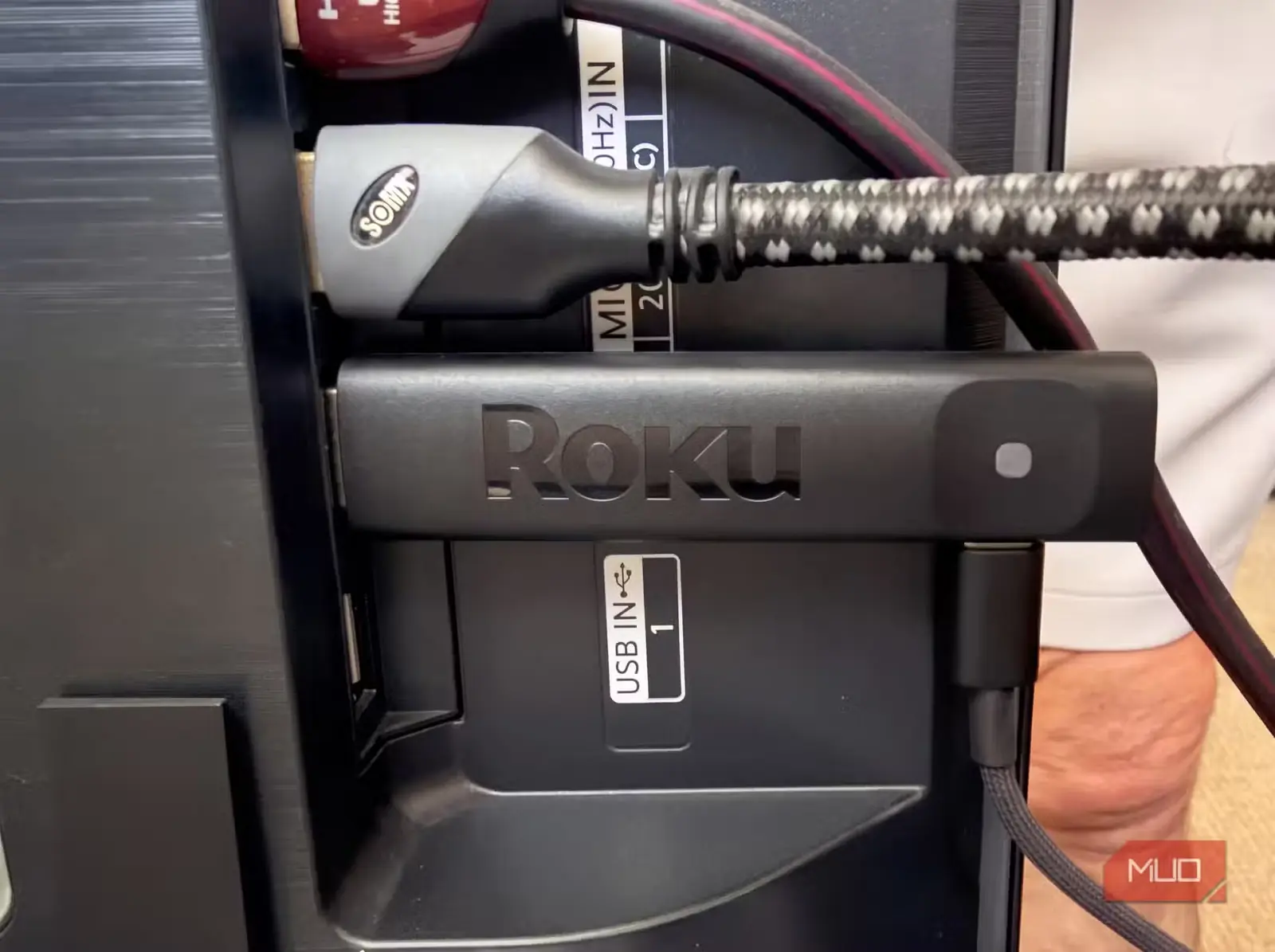 دستگاه Roku Stick پشت تلویزیون