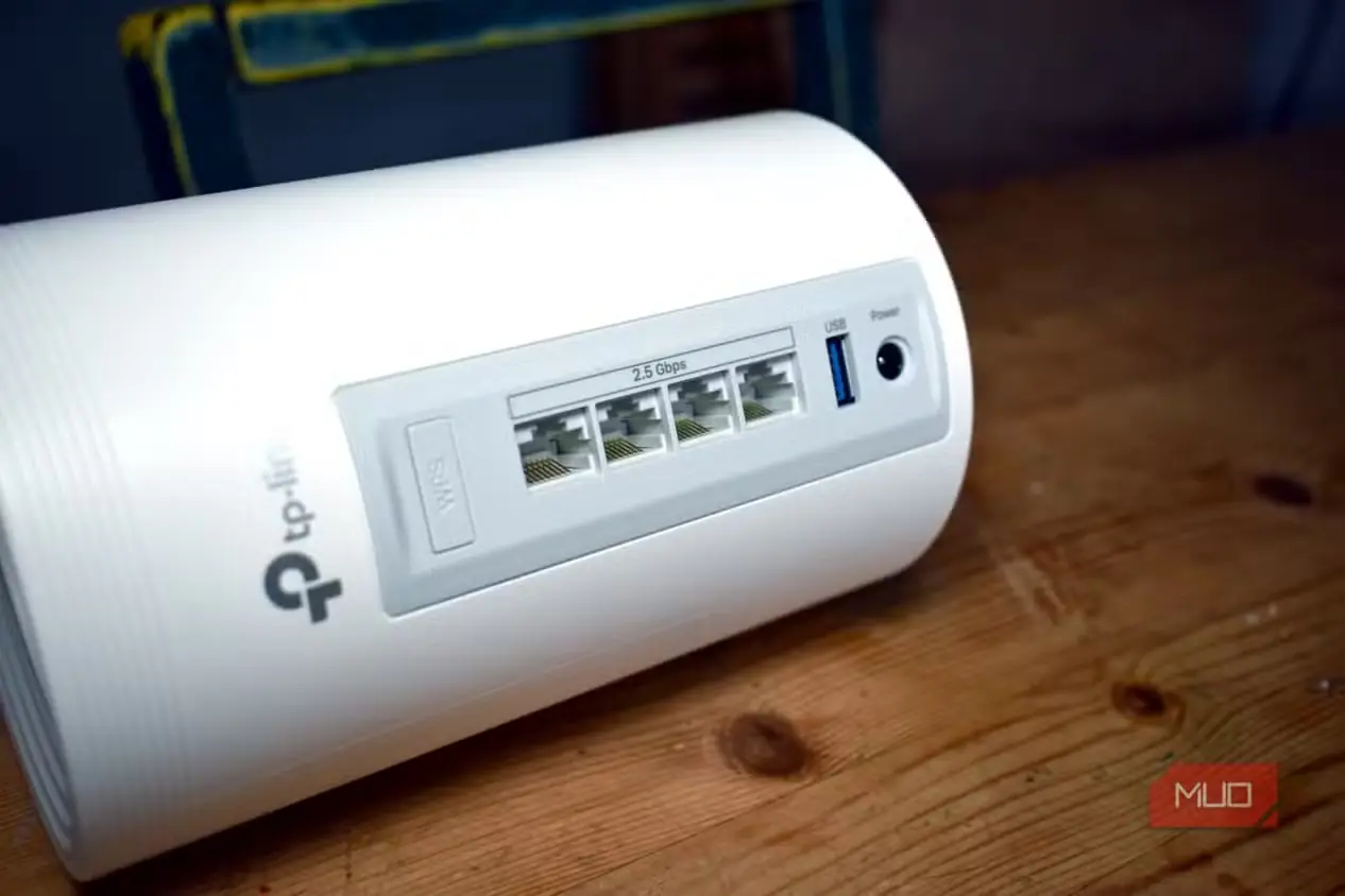 نمای پشتی روتر TP-Link Deco BE65 با Wi-Fi 7 و درگاههای LAN و WAN روی میز