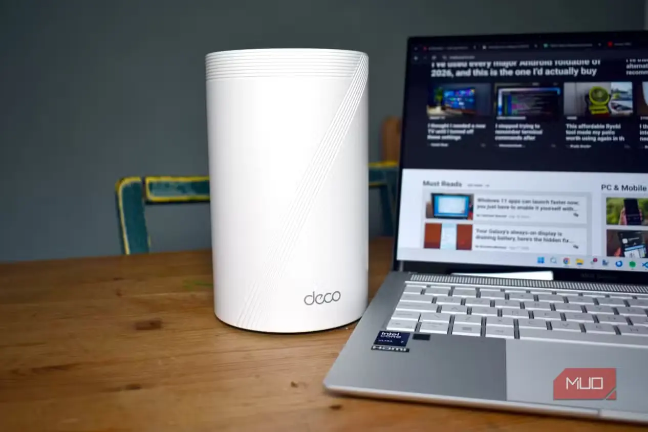 نمای جلوی روتر TP-Link Deco BE65 با Wi-Fi 7 کنار لپتاپ روی میز