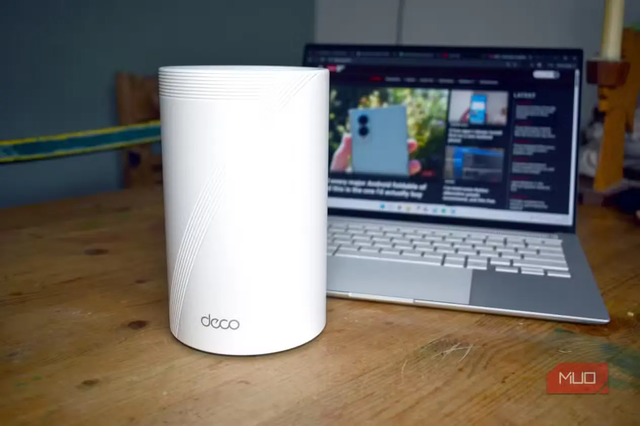 روتر TP-Link Deco BE65 با Wi-Fi 7 کنار لپتاپ روی میز