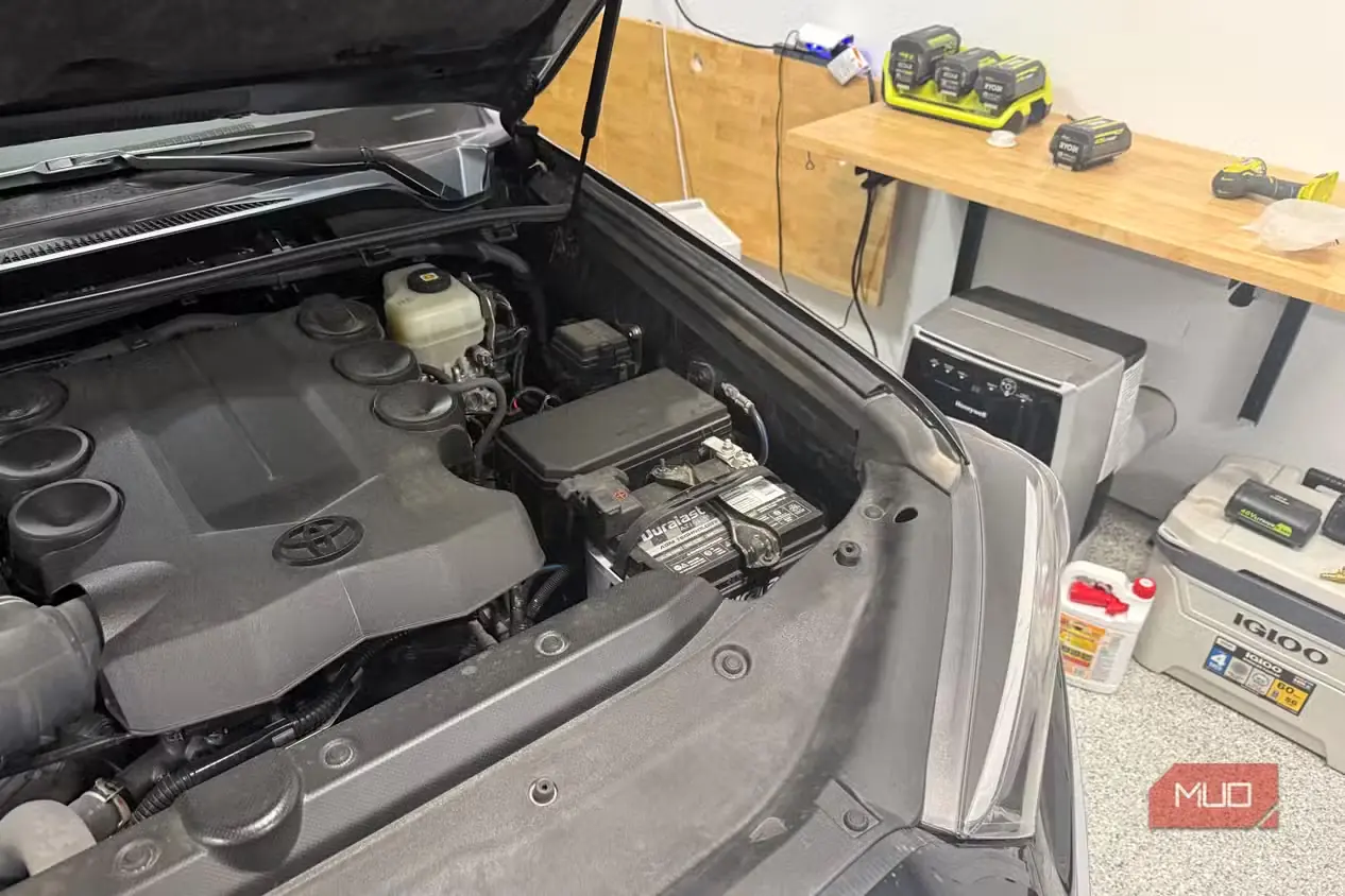 باتری Duralast AGM زیر کاپوت 4Runner مدل 2021