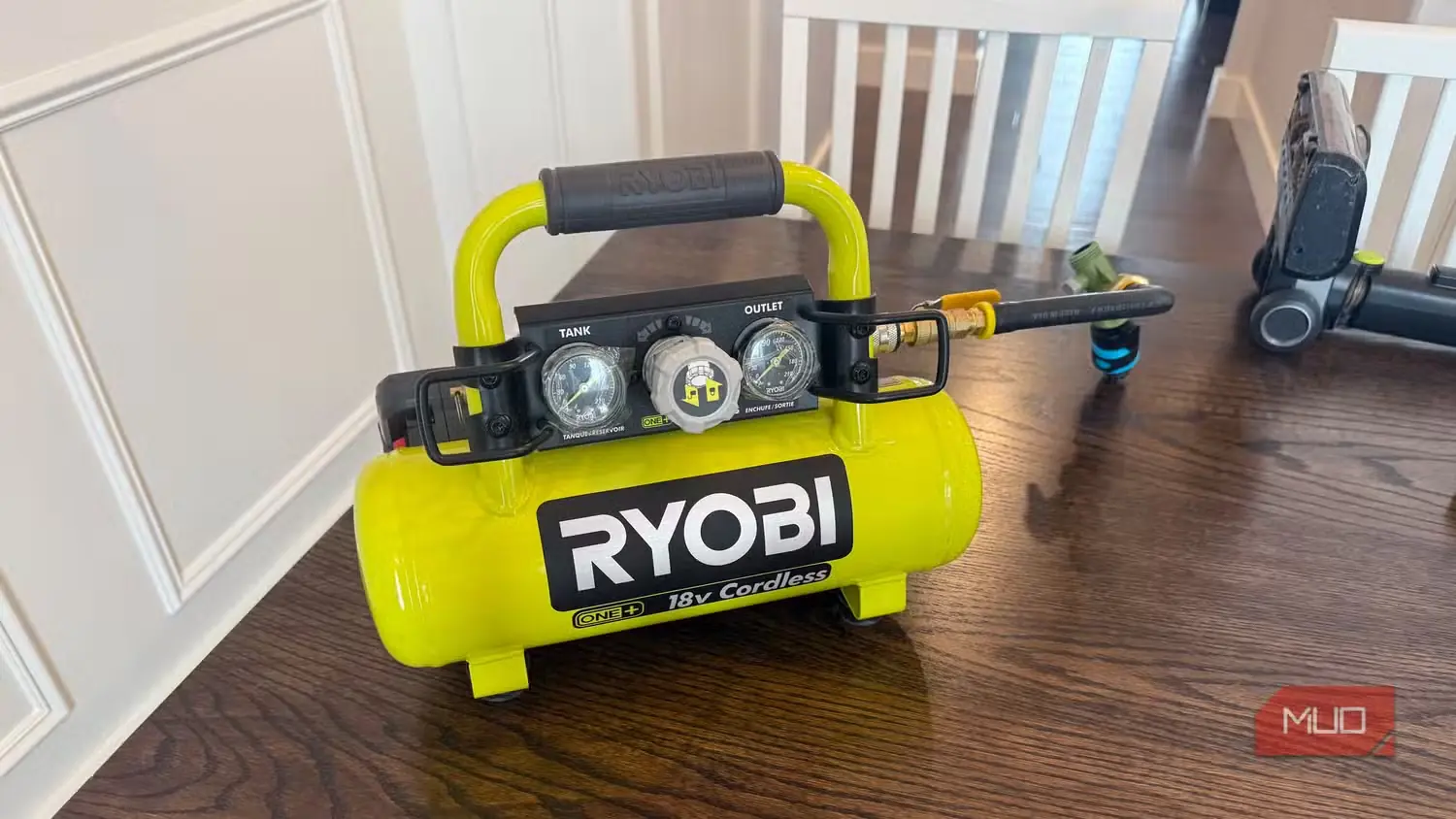 کمپرسور Ryobi روی میز کار