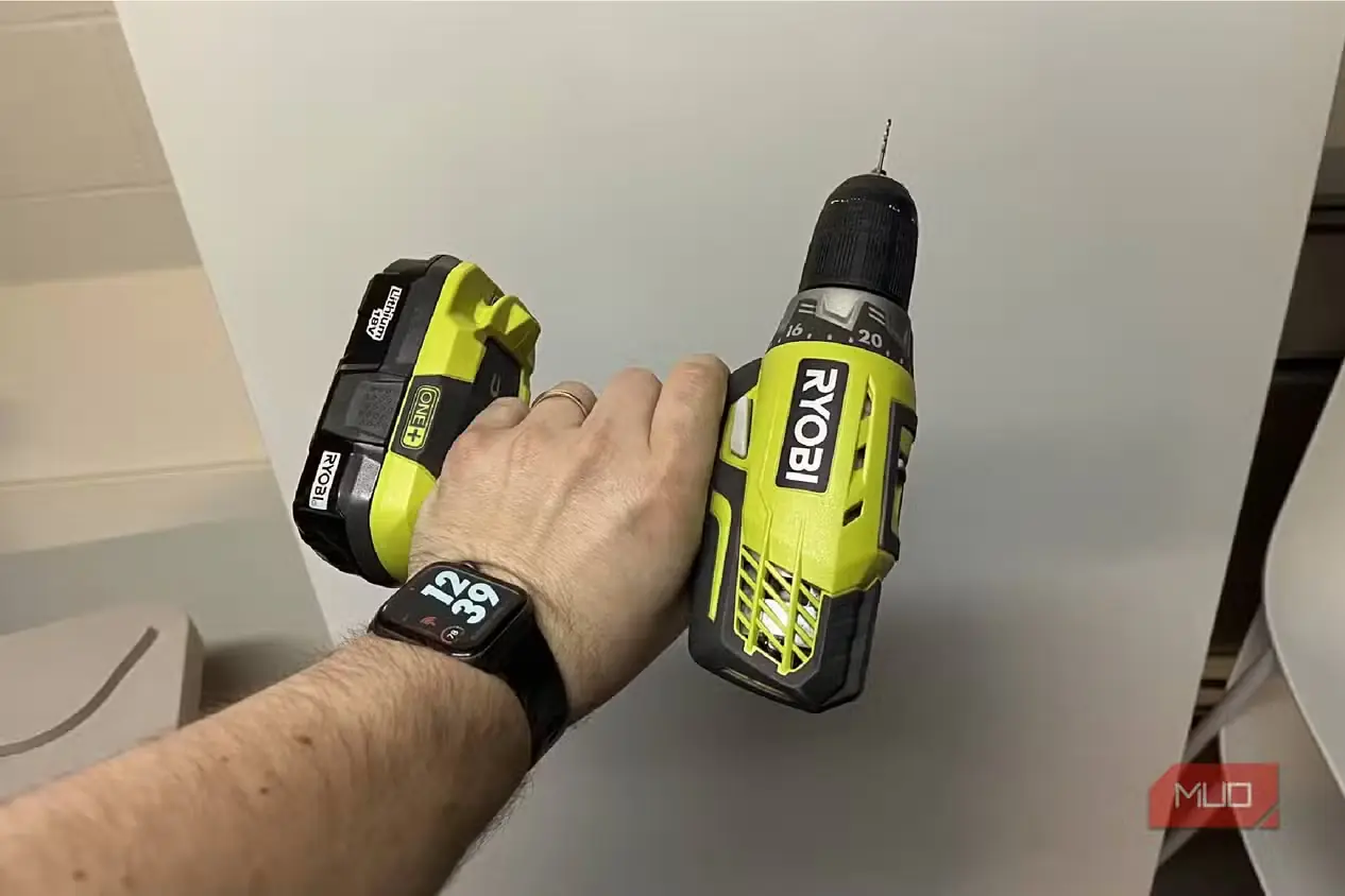 دریلپیچگوشتی RYOBI ONE در دست و بالای زمین