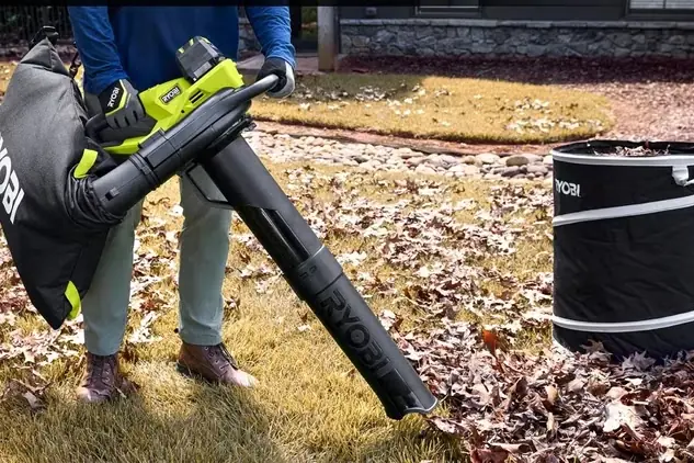 خردکردن برگ‌های چمن‌زار با مکنده برگ Ryobi 40V HP
