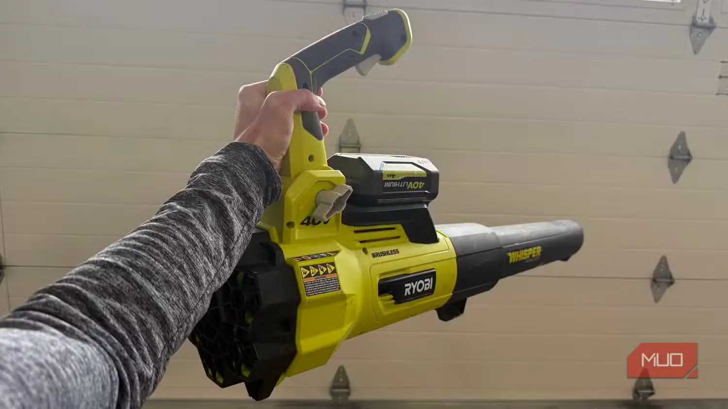 دمنده برگ Ryobi در دست کاربر