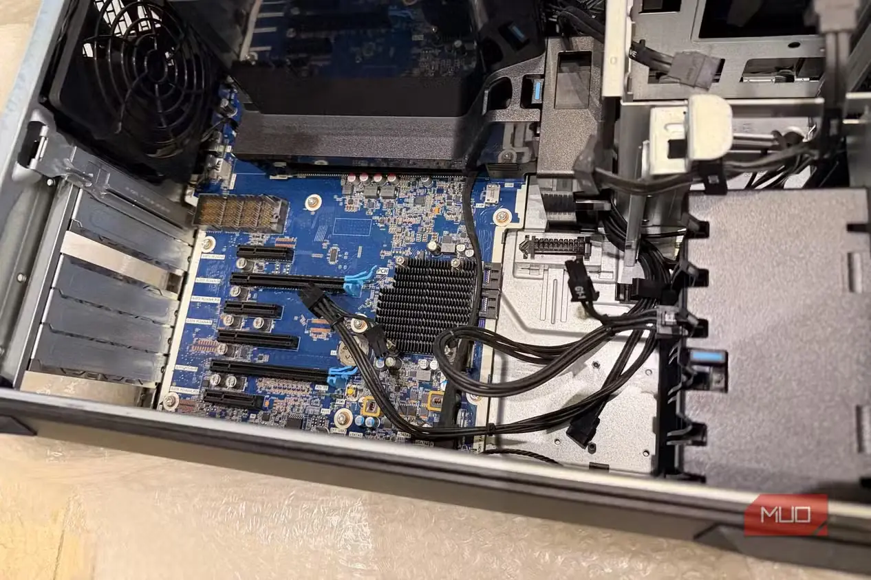 نمای درون کیس HP Z6 G4 و مادربرد دارای شکافهای PCIe