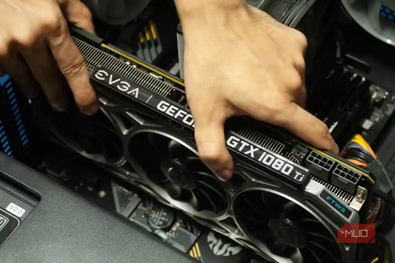 نصب کارت GPU در شکاف PCIe
