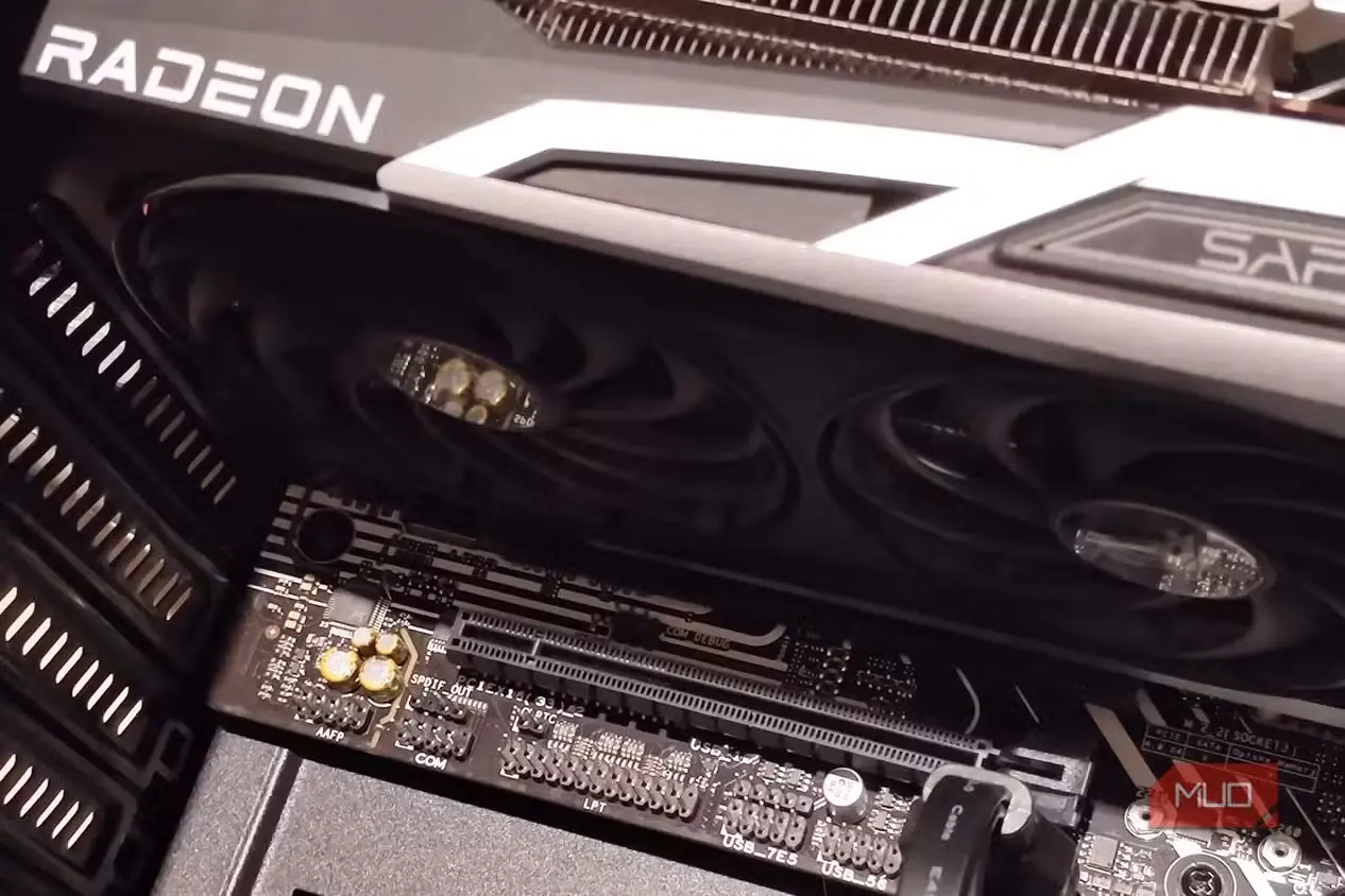 درگاه PCIe در کنار کارت گرافیک Radeon