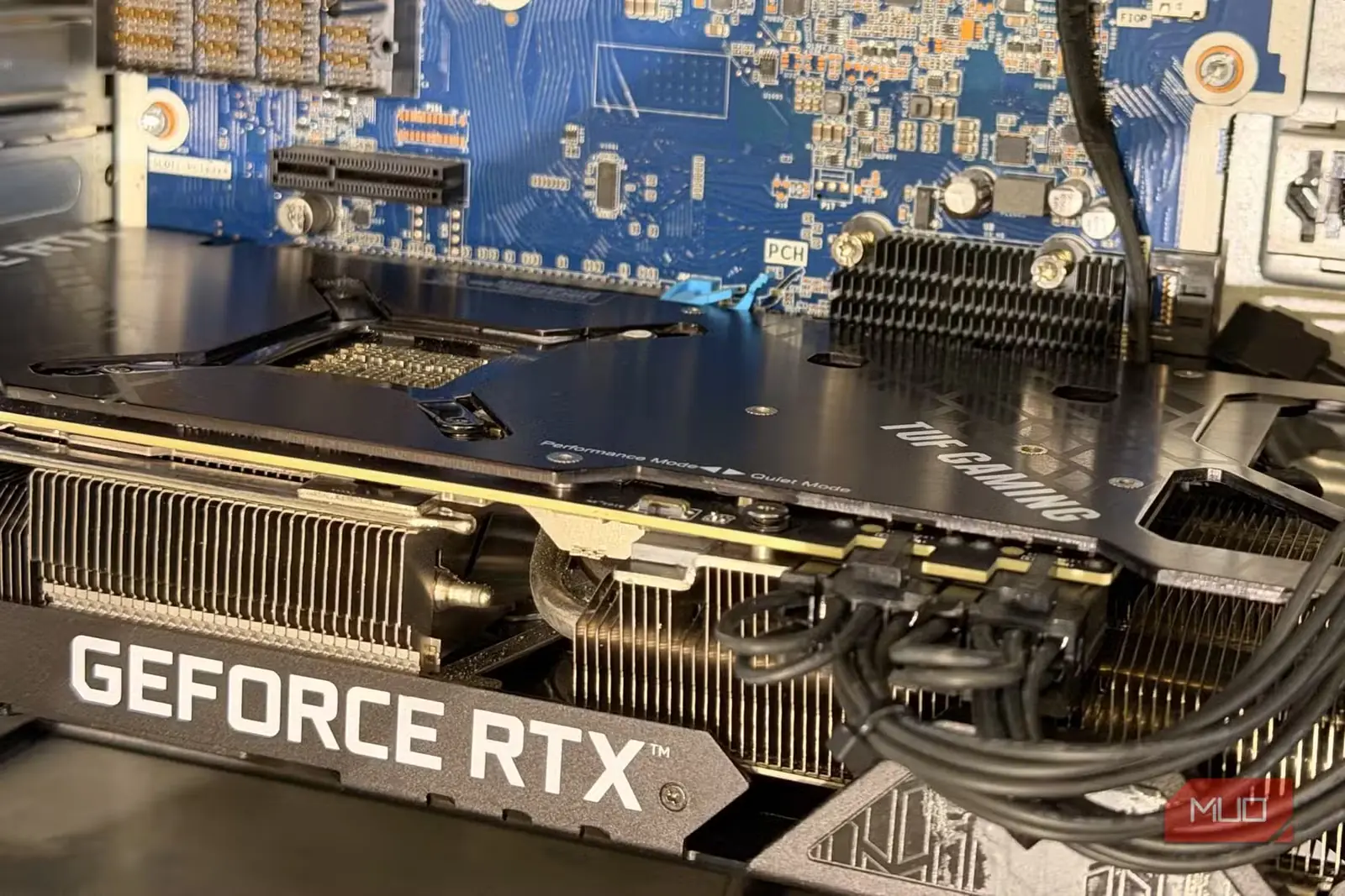 نمای نزدیک هیتسینک و کابلهای برق کارت گرافیک ASUS TUF Gaming RTX 3090