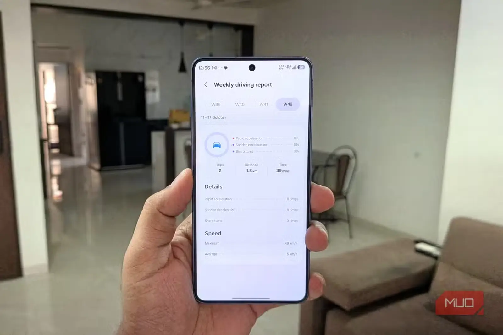 گوشی Samsung در دست با نمایش آمار رانندگی