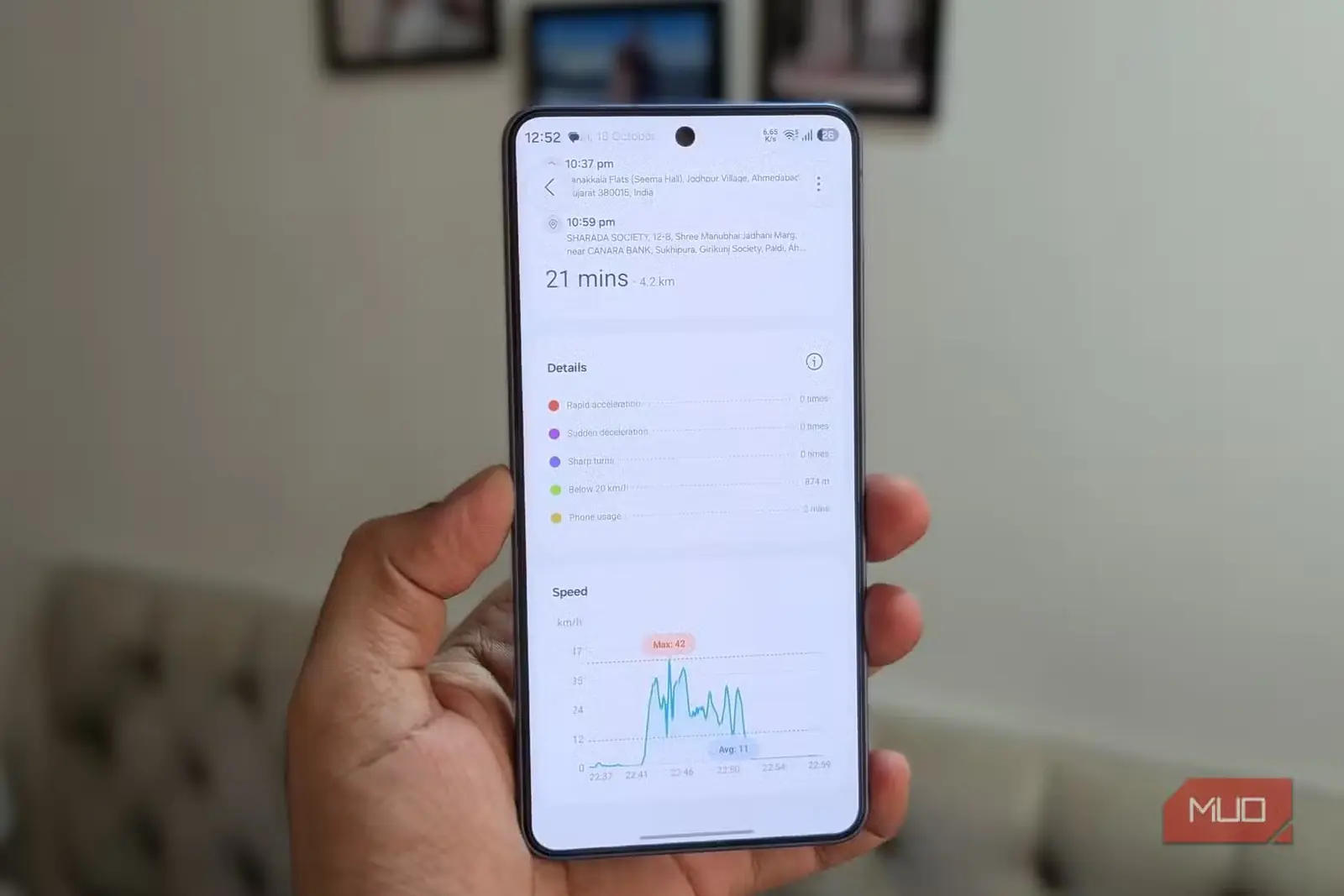 گوشی Samsung در دست با نمایش گزارش رانندگی