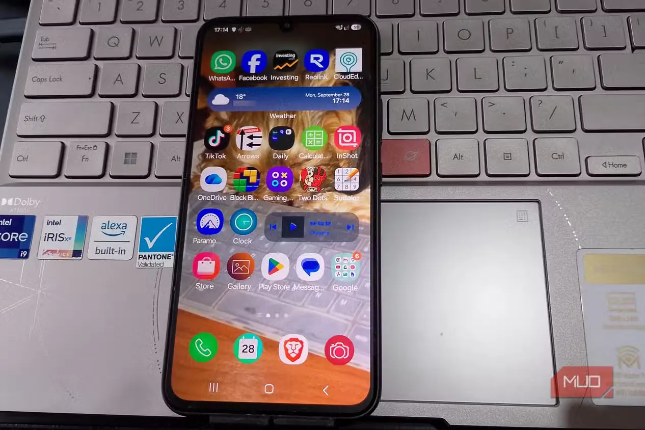 صفحهٔ اصلی شلوغ Samsung Galaxy، پوشیده از نماد برنامهها، پوشهها و ابزارکها و تقریباً بدون فضای خالی