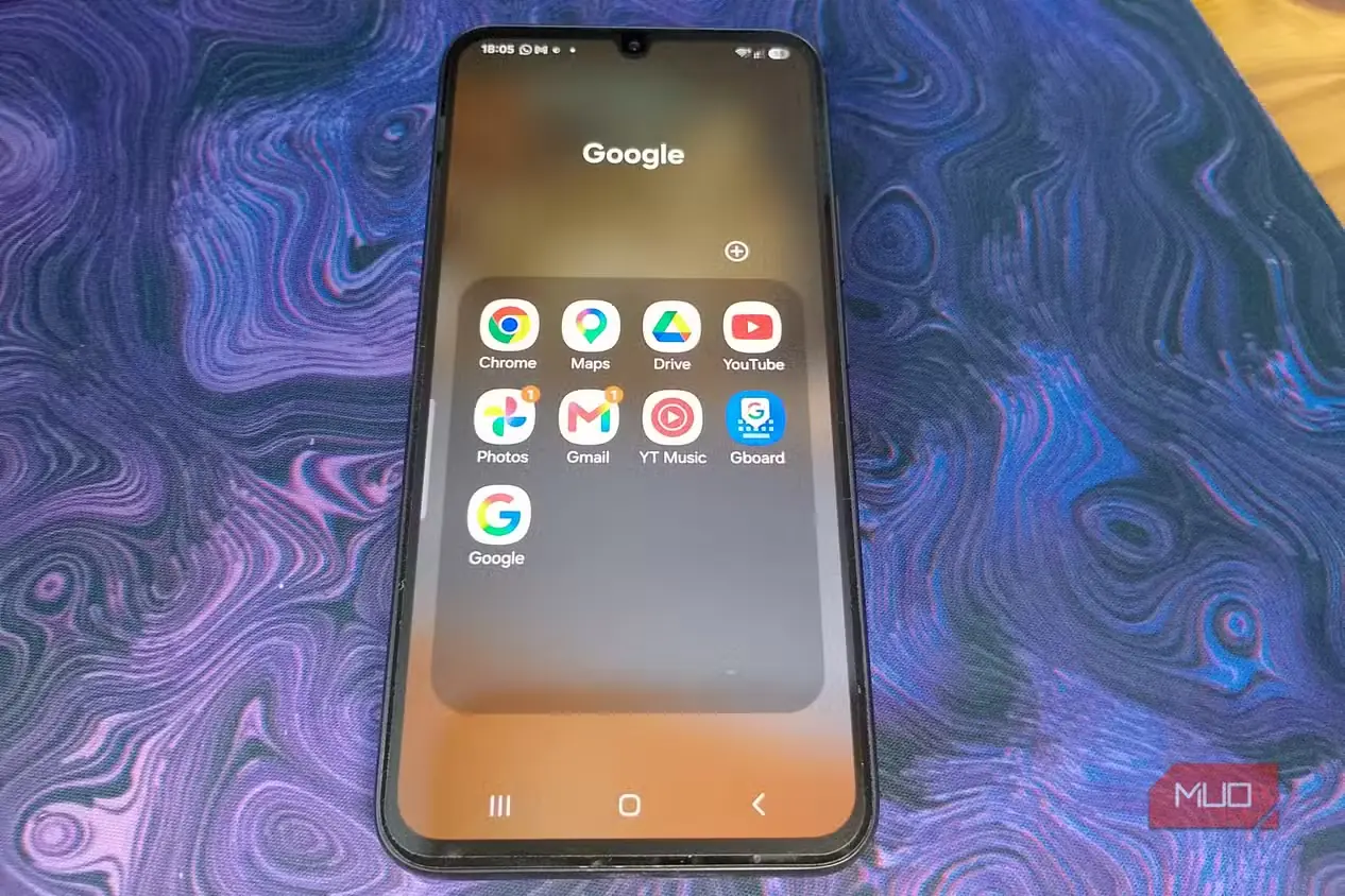 پوشهٔ Google در Samsung Galaxy با برنامههای Chrome، Maps، Drive، Gmail، YouTube و دیگر برنامههای Google
