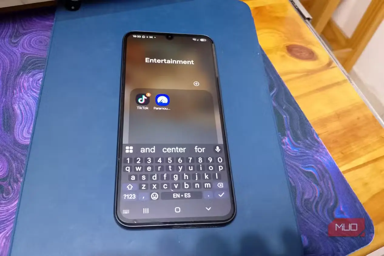 پوشهٔ «سرگرمی» در صفحهٔ اصلی Samsung Galaxy که TikTok و Paramount+ را کنار هم جای داده است