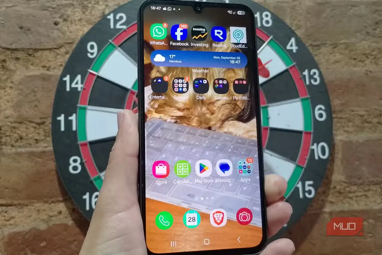 صفحهٔ اصلی Samsung Galaxy با برنامههای مرتبشده در پوشههای نامگذاریشده و چیدمانی خلوتتر و منظمتر