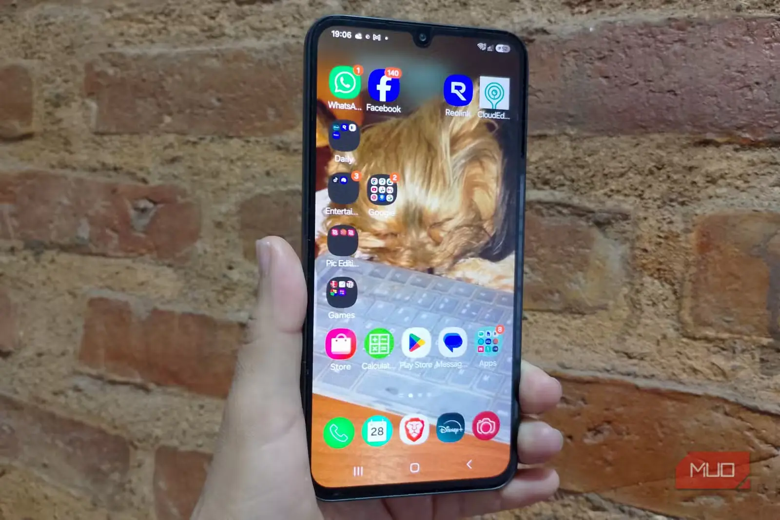 صفحهٔ اصلی Samsung Galaxy با پنج برنامهٔ دلخواه که در ردیف پایین ثابت شدهاند