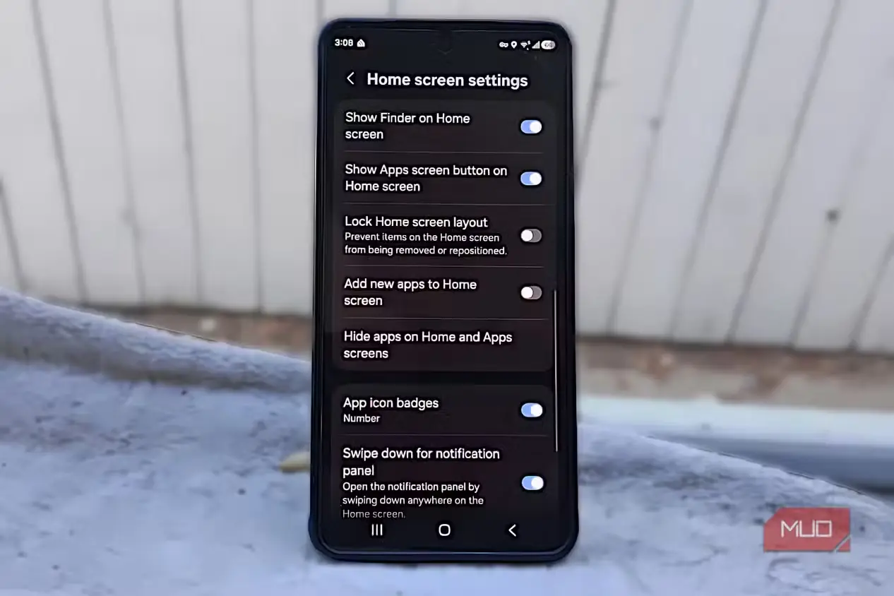 گوشی Samsung Galaxy با تنظیم صفحهٔ اصلی برای فعالکردن نمایش Finder در صفحهٔ اصلی