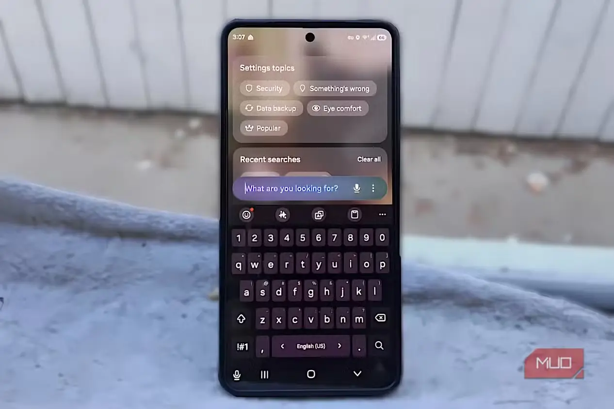 گوشی Samsung Galaxy با صفحهٔ جستوجوی Finder، نوار جستوجو و صفحهکلید باز