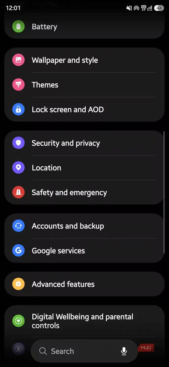 منوی تنظیمات Samsung با گزینه امنیت و حریم خصوصی