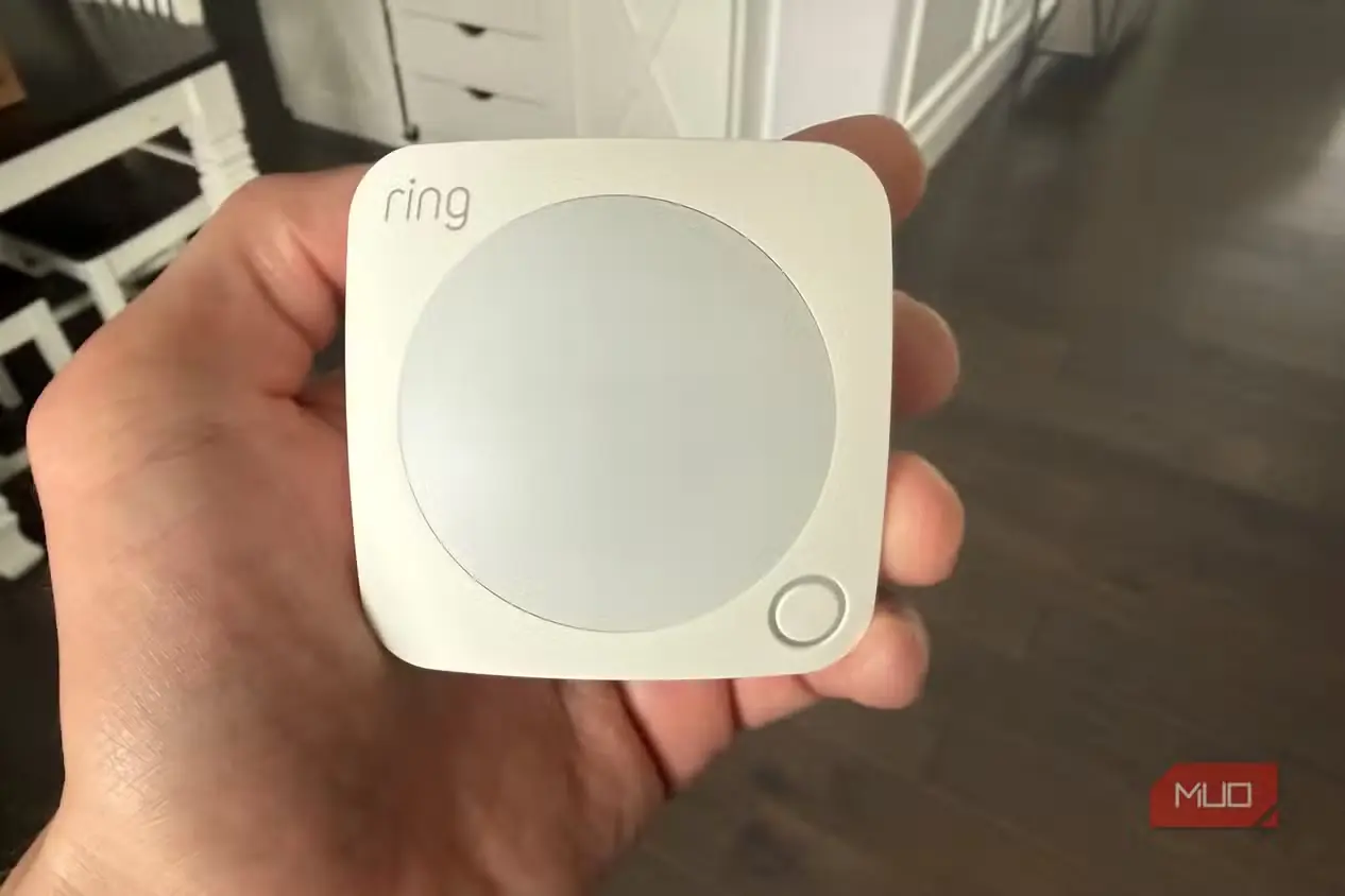 نمای نزدیک روبه‌رو از حسگر حرکتی Ring در دست