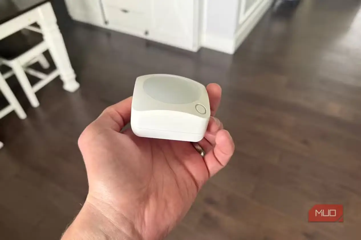 نمای زاویه‌دار حسگر حرکتی Ring در دست