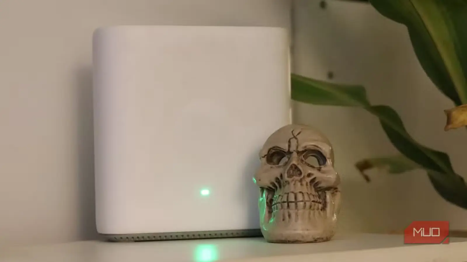 مسیریاب Wi-Fi با نماد جمجمه در پیشزمینه