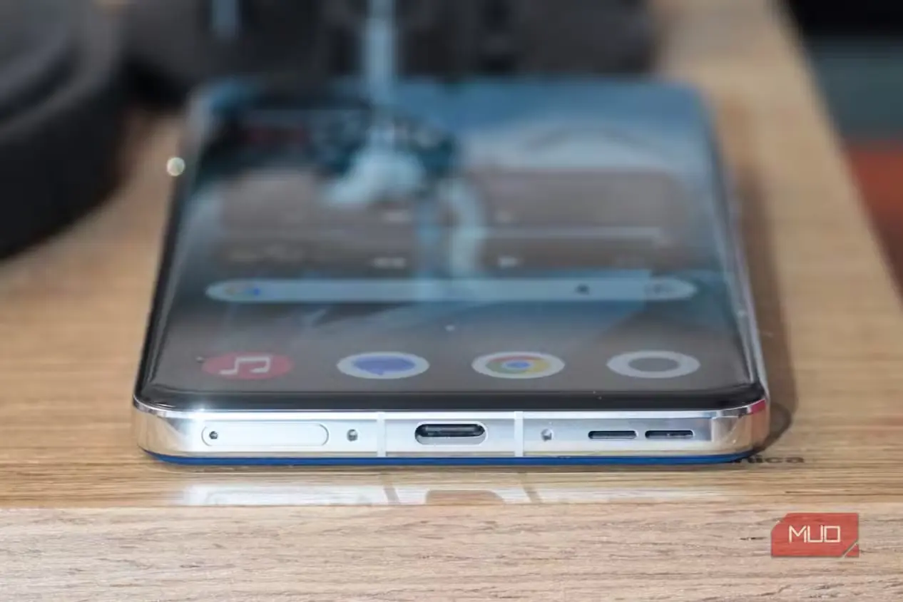 درگاه USB-C و خشاب سیمکارت OnePlus 13