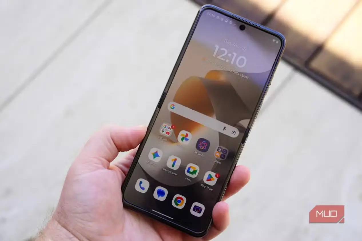 نمایشگر اصلی Razr 2026 در دست کاربر