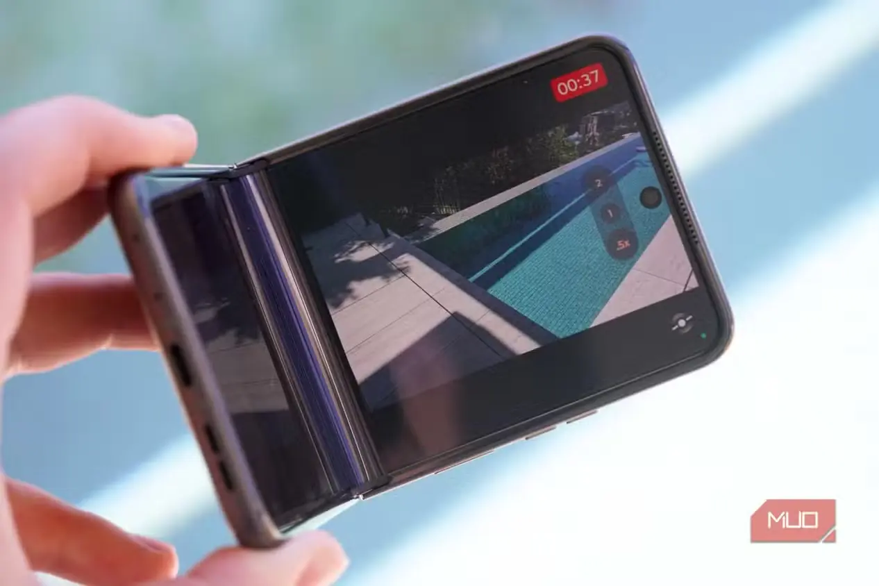 بزرگنمایی با کجکردن گوشی Razr 2026